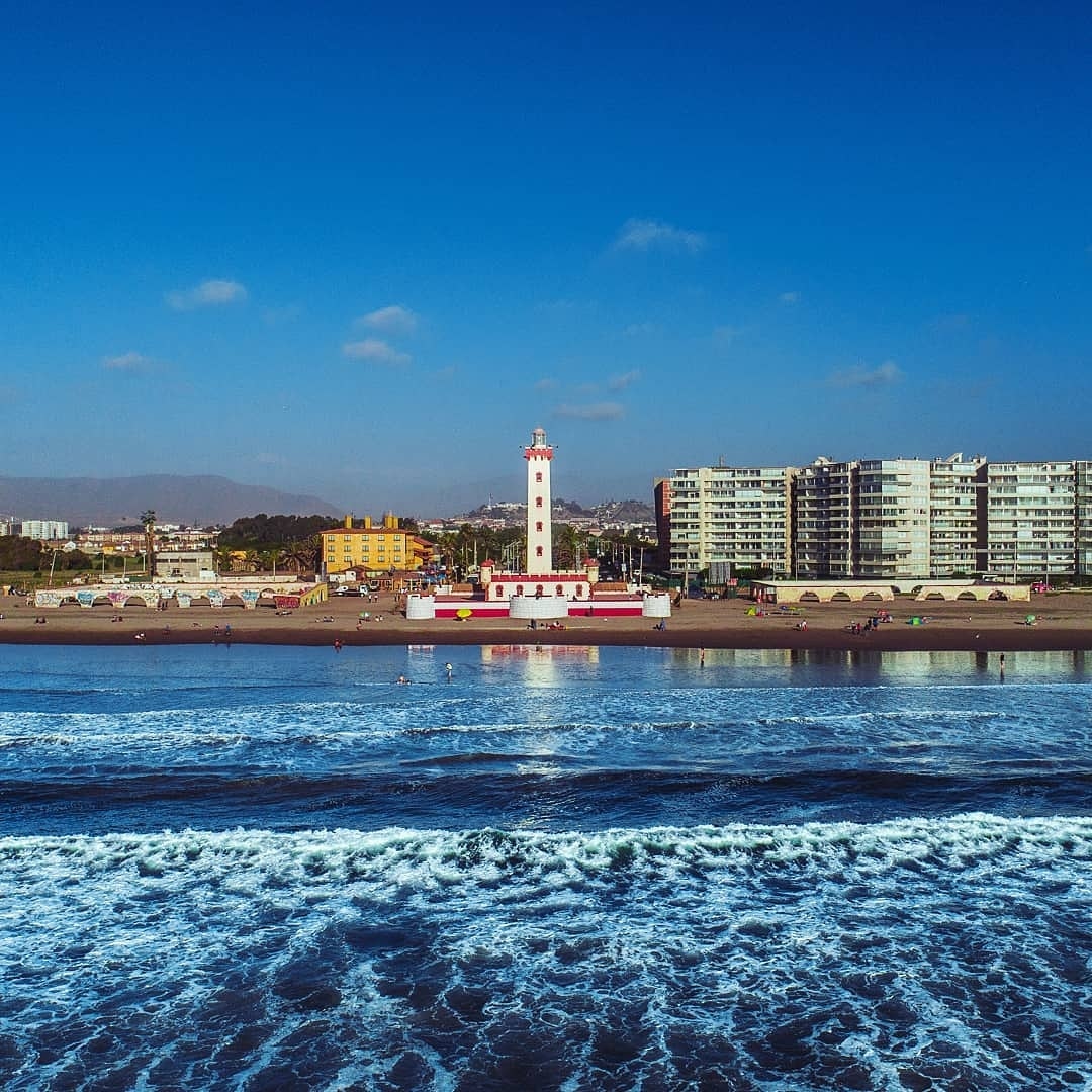 Faro Monumental de La Serena de estilo neocolonial frente al océano Pacífico