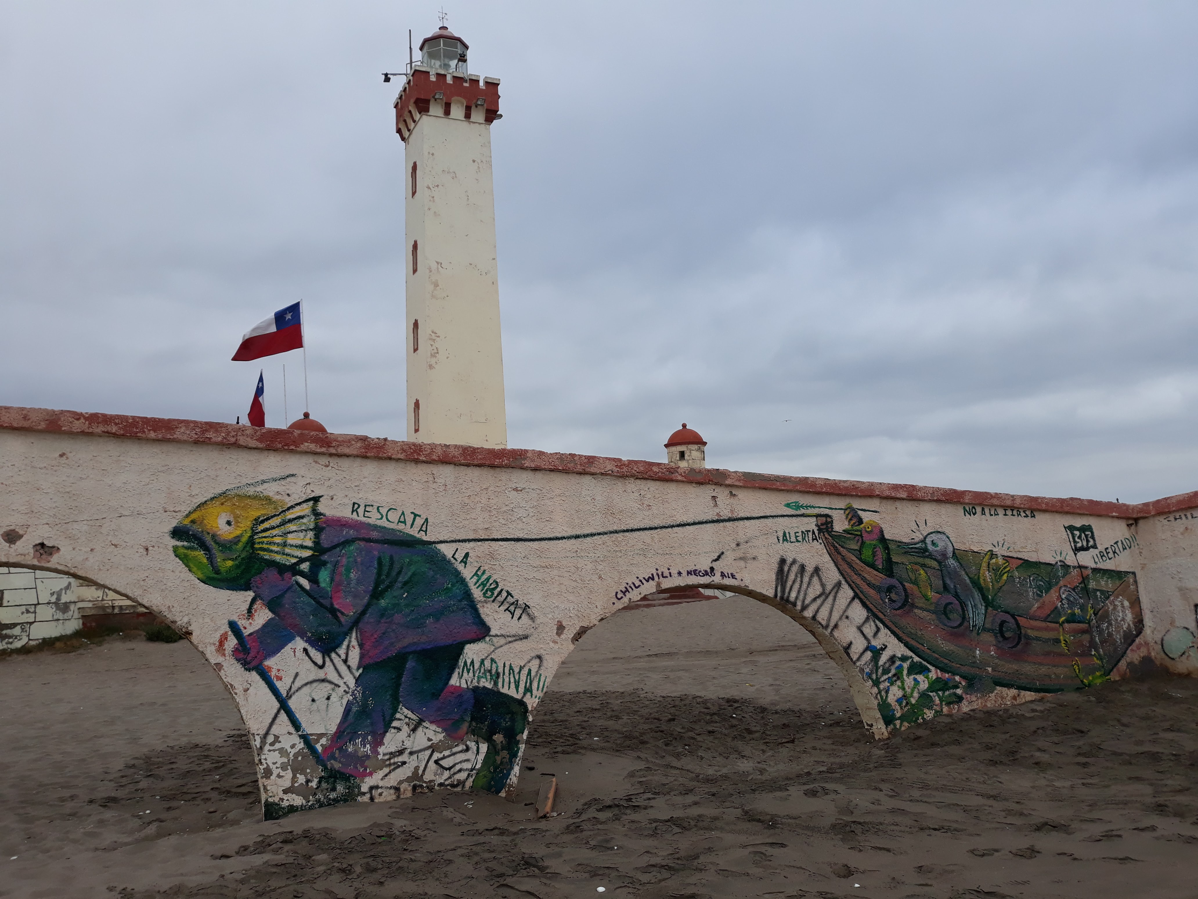Faro Monumental de La Serena de estilo neocolonial frente al océano Pacífico