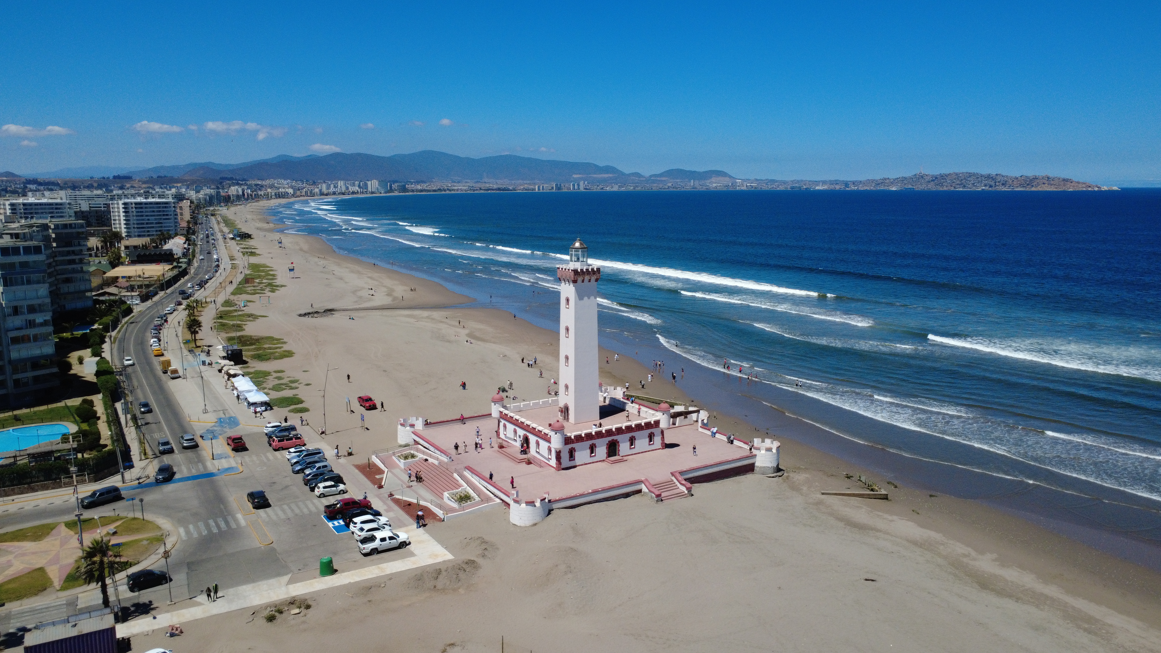 Faro Monumental de La Serena de estilo neocolonial frente al océano Pacífico