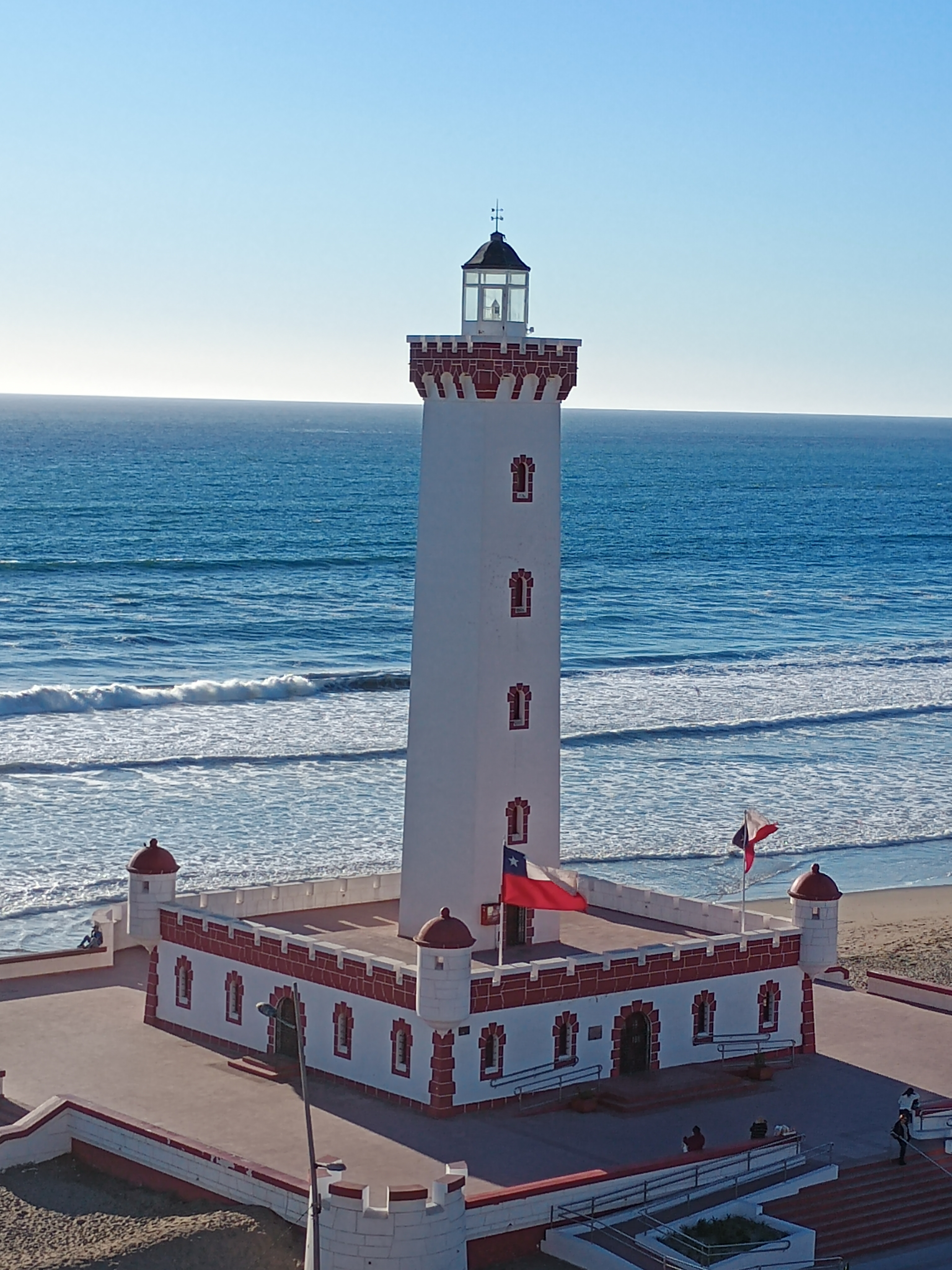 Faro Monumental de La Serena de estilo neocolonial frente al océano Pacífico