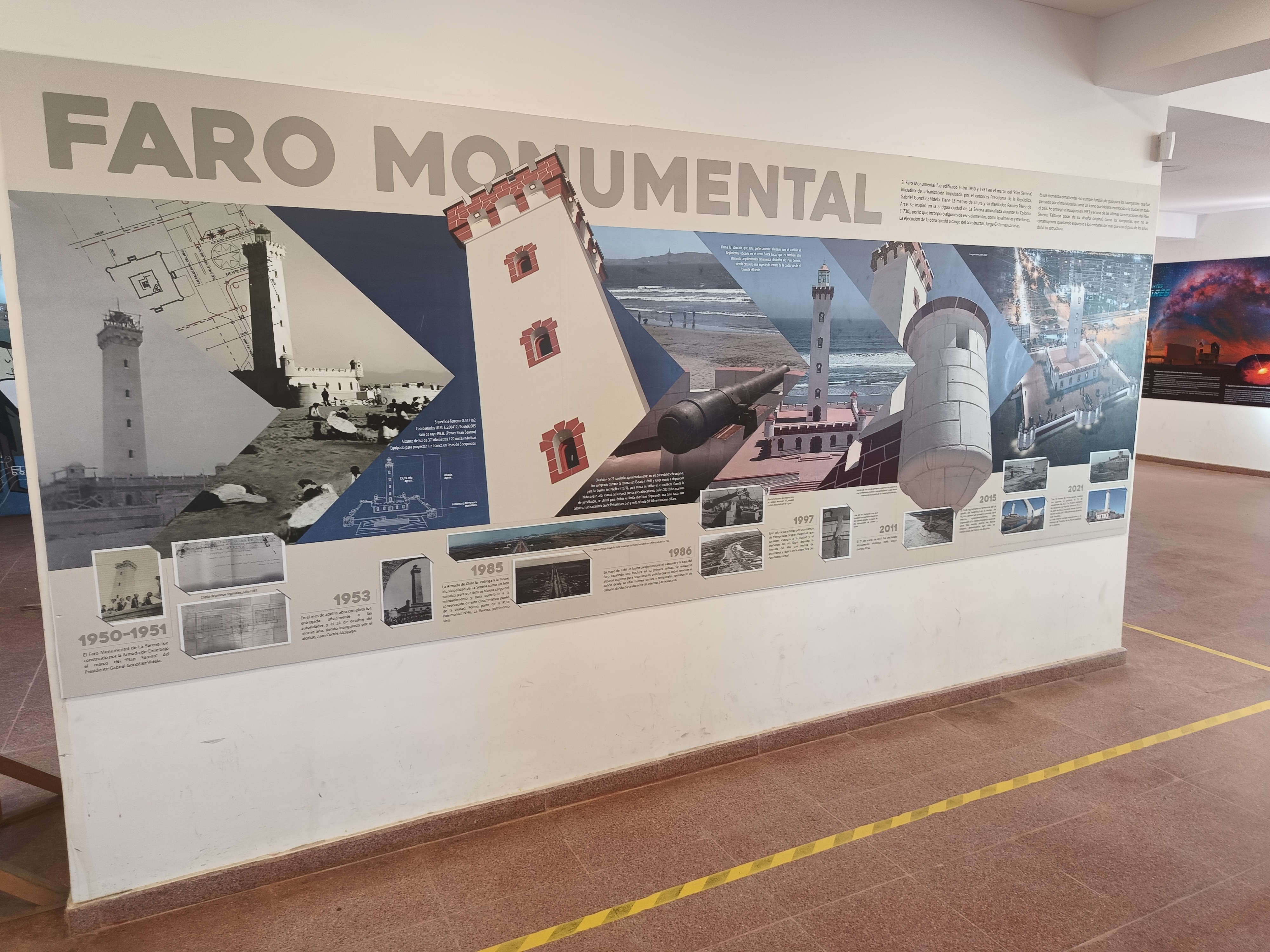 Faro Monumental de La Serena de estilo neocolonial frente al océano Pacífico